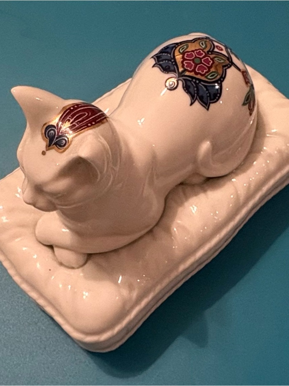 Byzantium Elizabeth Arden
Porcelain Cat On A Pillow Trinket Box